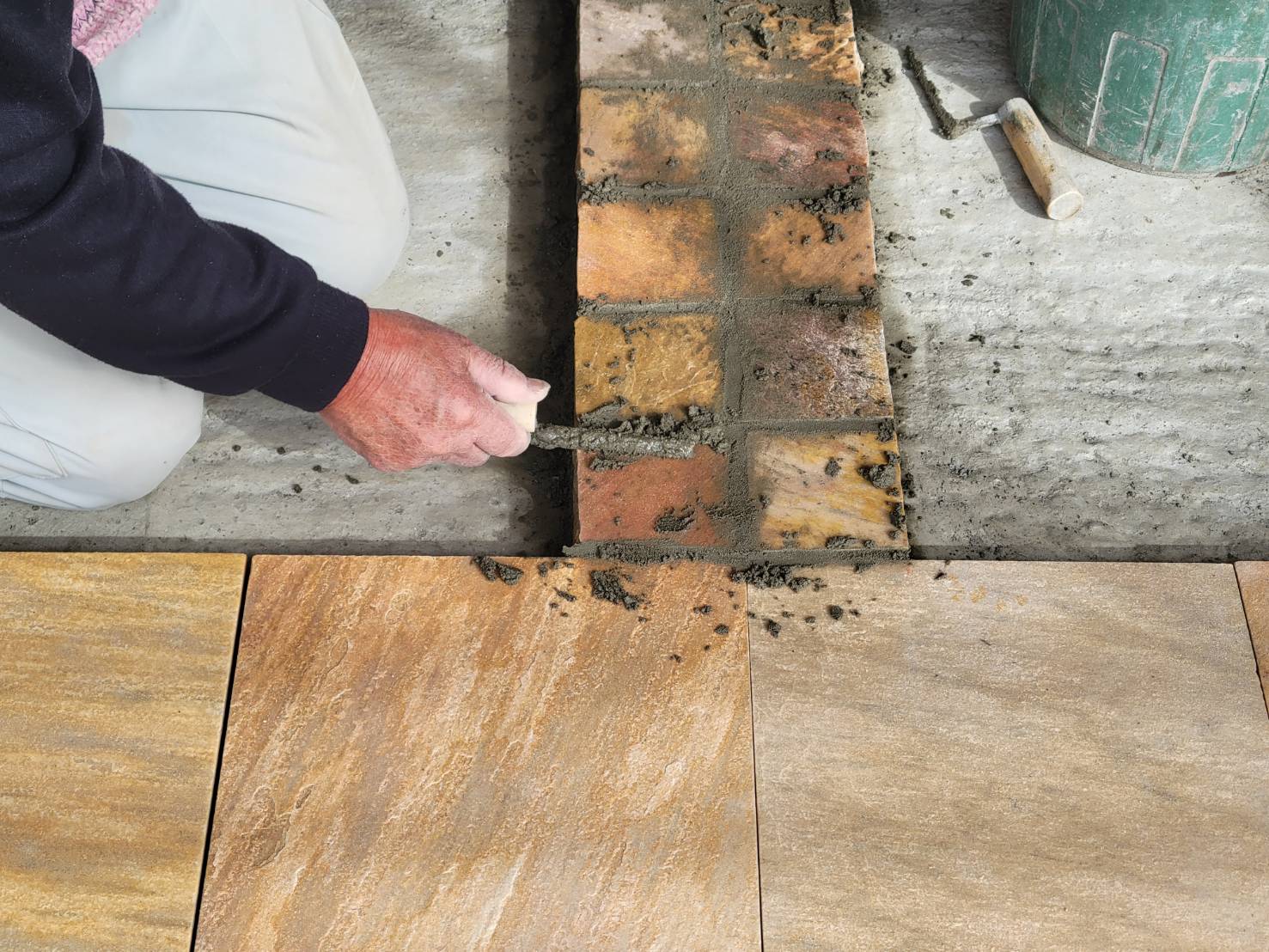 タイル施工の様子