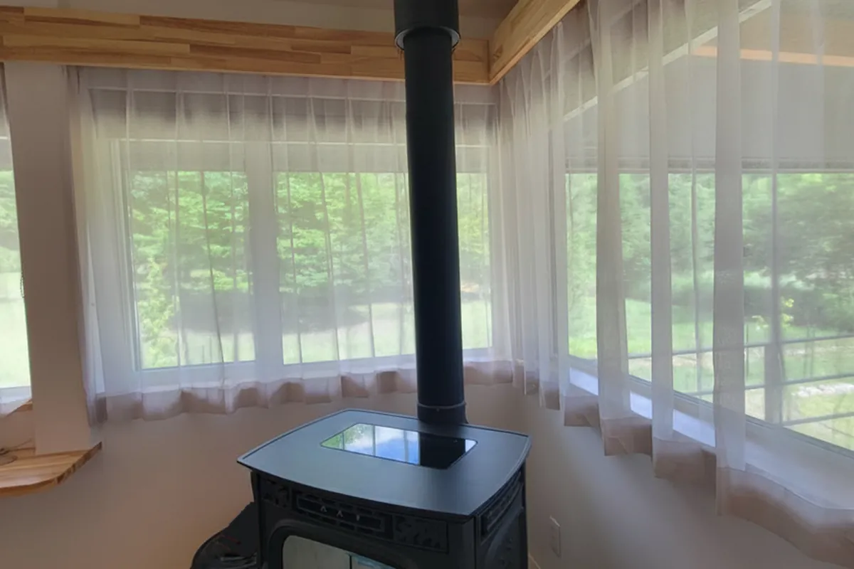 薪ストーブのあるお部屋のカーテン