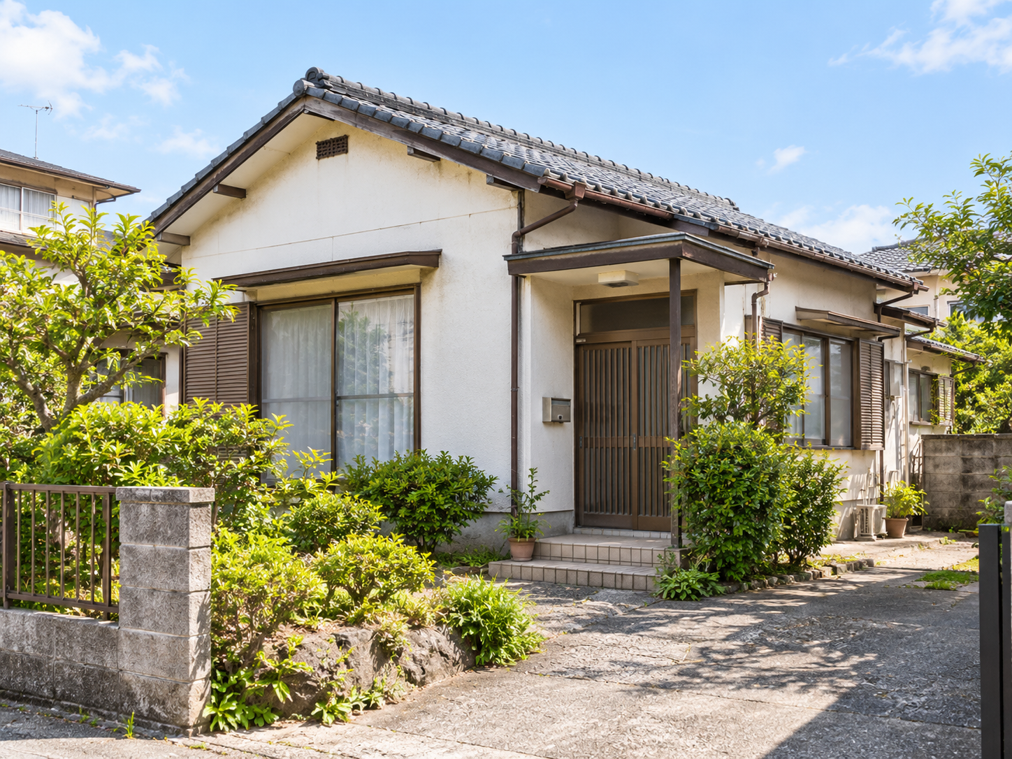 築年数が経過した住宅の外観